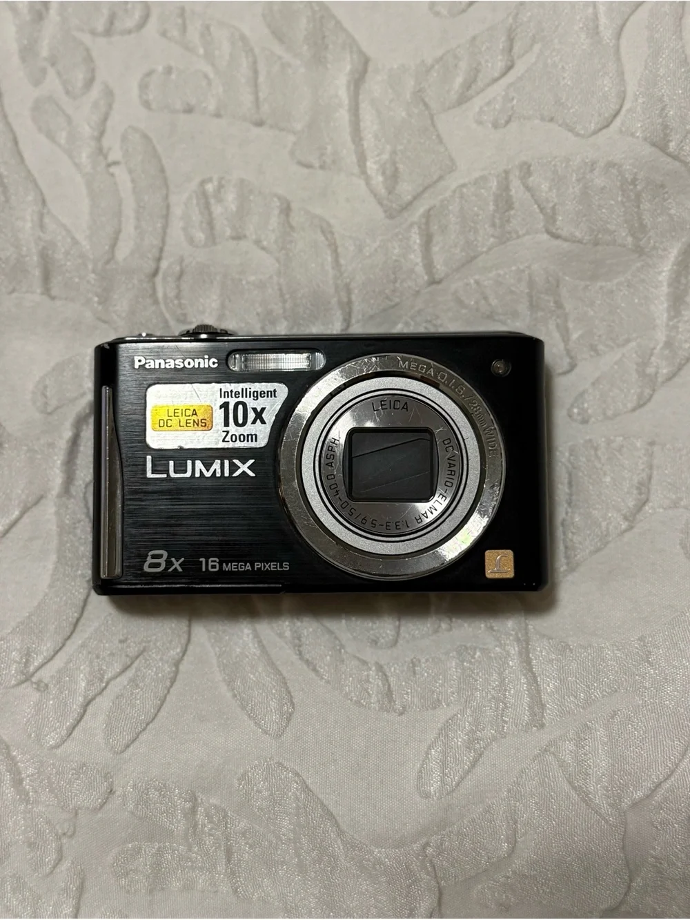 Panasonic Lumix Dmc-Fh25 16.1 Mp Digital Camera with Leica 8x Optical Zoom